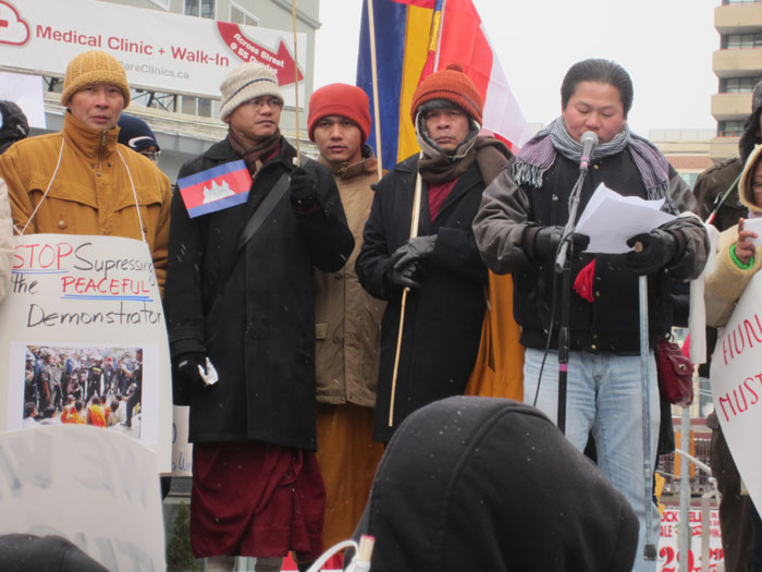 柬埔寨社區代表講述柬埔寨製衣工人罷工爭取權益遭鎮壓，敦促柬埔寨政府立刻釋放被捕的工人。