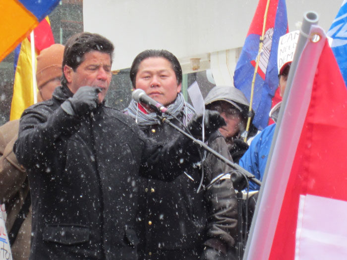加拿大工會聯合會(Unifor)主席Jerry Dias強調工會對柬埔寨工人爭取公義的支持，並代表Unifor捐款給柬埔寨工人的運動。大會隨後宣布款項全數送給受害工人。