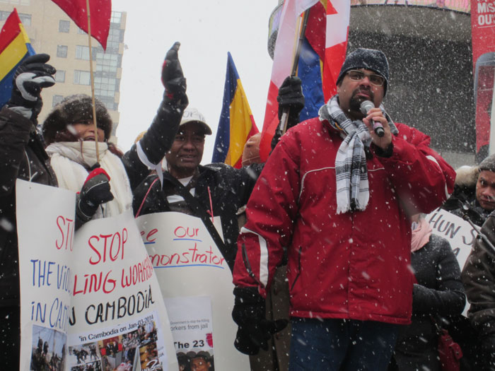 加拿大亞裔勞工聯盟代表Chris強調，我們應該有勞工協議保護工人的權益和民主，工人團結戰鬥必能取得勝利。