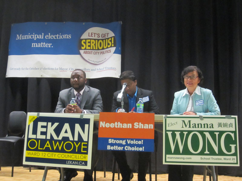 少数族裔市议员参选人LeKan Olawoye(左)，Neethan Shan(中)及教育委员参选人Manna Wong(黄婉贞)发表講話并解答问题