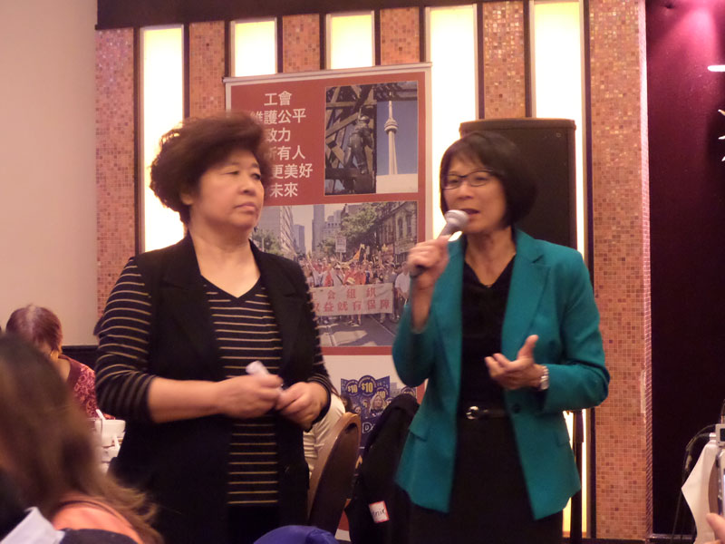 在粉絲、安省華人老年協會的Helen相伴下，鄒至蕙(右)推介她的政綱。