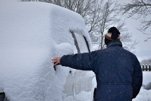 winter-working-cold-3925799_1280