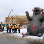 金斯敦罷工工人用巨型充氣老鼠攻擊開發商 